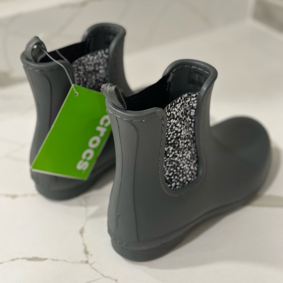 Crocs Freesail Chelsea waterproof boots. Girl Size 4. Color gray. Brand New. - Picture 6 of 12